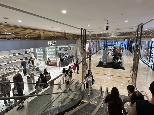 🛍️ 微風信義：時尚購物、美食探索的最佳去處！🍴👗