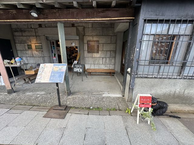 北海道・小樽。レトロなカフェの青の洞窟クリームソーダ『大正硝子 くぼ家』