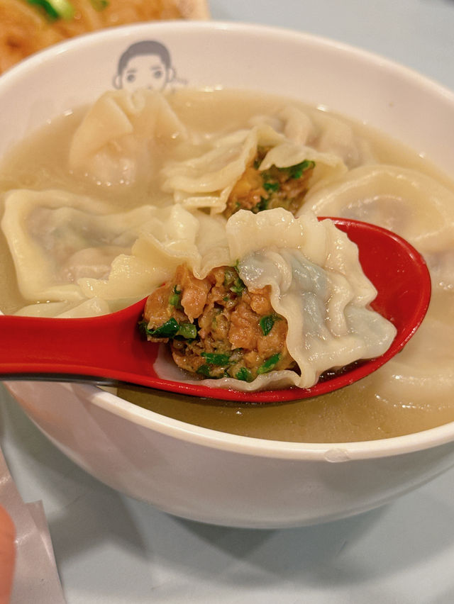 秋冬最鍾意就係食湯餃/湯麵，今晚同朋友揀左人氣大熱既「豐信餃子店」，晚市時間超受歡迎，大排長龍，大家想食鮮味十足既餃子，記得早d 黎攞位啦～