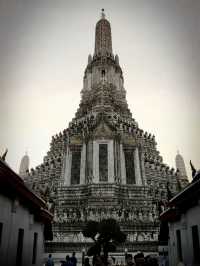 พระปรางค์วัดอรุณฯ สวยทั้งกลางวันและกลางคืน