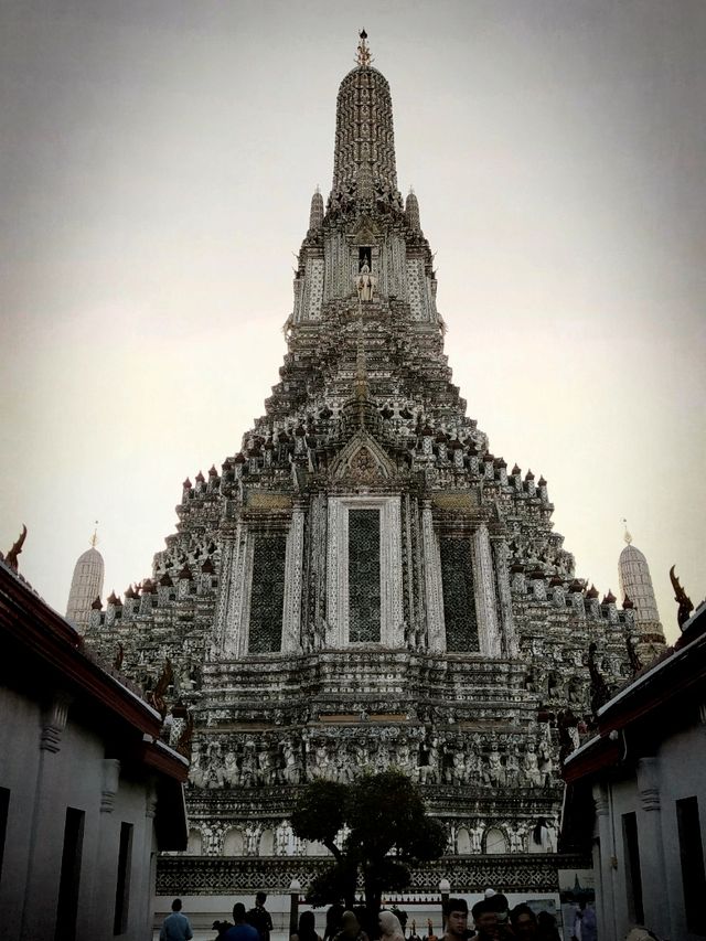 พระปรางค์วัดอรุณฯ สวยทั้งกลางวันและกลางคืน