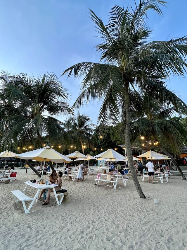 Beach lover heaven in Singapore 💙🌊