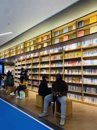猶如置身於美麗書房的大型Shopping Mall