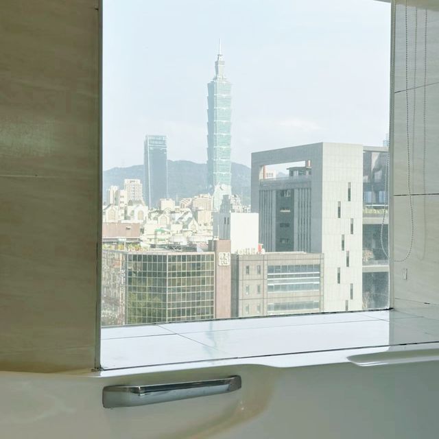 一間在房間內就能看 taipei 101的商旅