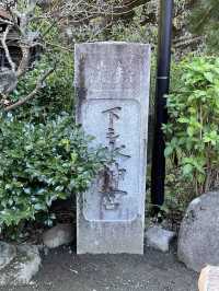 【神奈川県/下之水神宮】赤い橋と流れる滝がシンボル