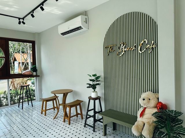 คาเฟ่เปิดใหม่ "The Beach Cafe"