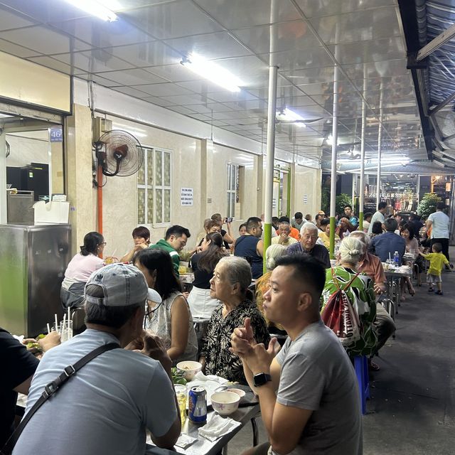 每一天都爆滿的越式煎餅小吃店