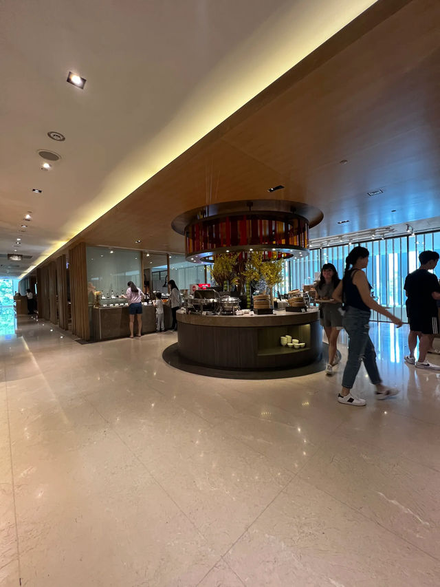 《台中日月千禧酒店》一覽無遺的游泳池！服務態度沒話說