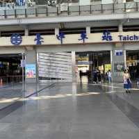 「遊覽台中之旅 - 台中公園、東海大學與美味鮭魚拉麵」