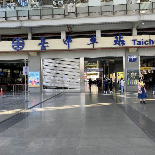 「遊覽台中之旅 - 台中公園、東海大學與美味鮭魚拉麵」
