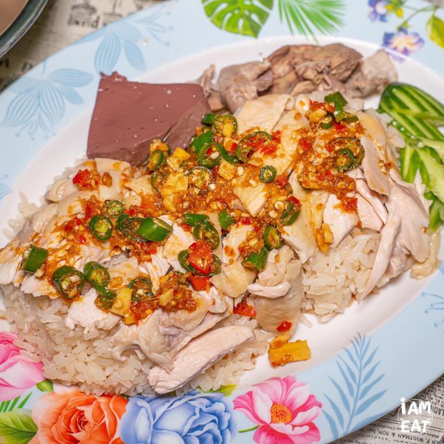ข้าวมันไก่ให้เยอะคิวยาววววว!