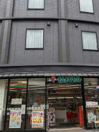 The One Five Kyoto Shijo 広々とした室内の窓際の壁全面のデスク