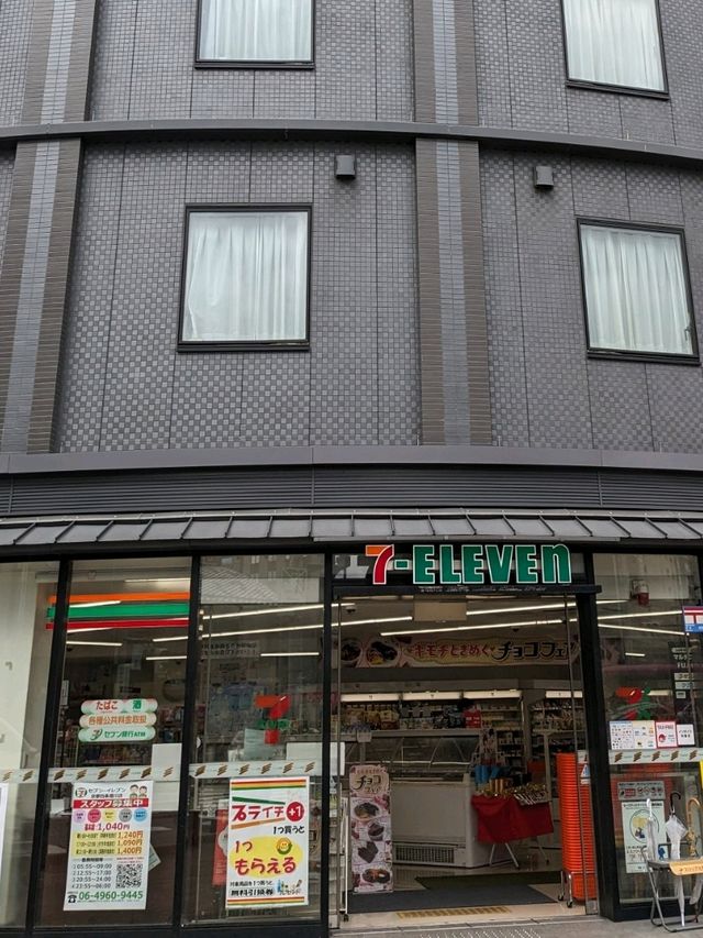 The One Five Kyoto Shijo 広々とした室内の窓際の壁全面のデスク