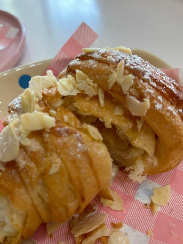 : Yanee bakery homemade 🥐🧁✨