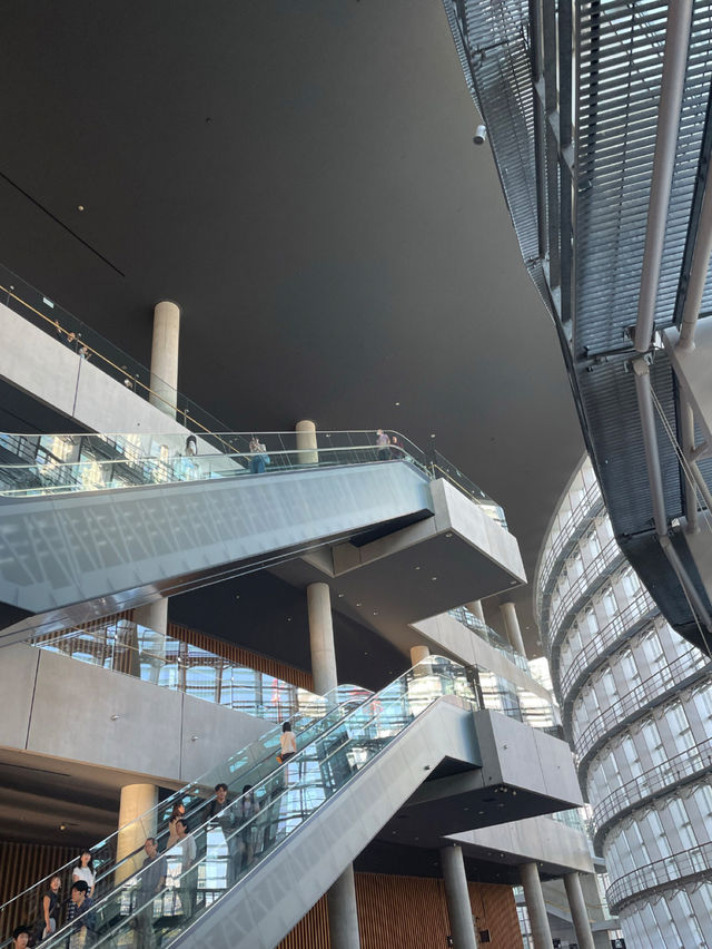 建物もアートな国立新美術館