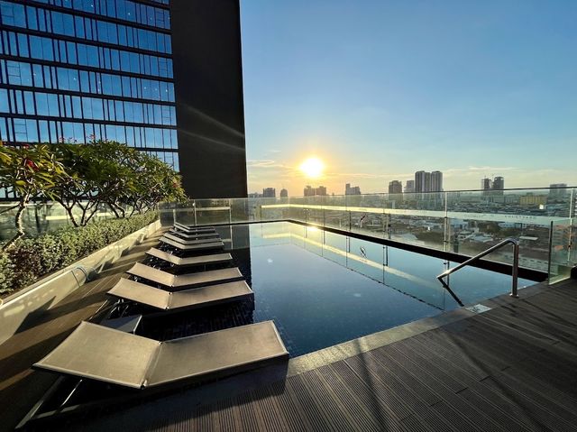 코트야드 프놈펜 완벽한 위치와 편의 시설! 🏊‍♂️
