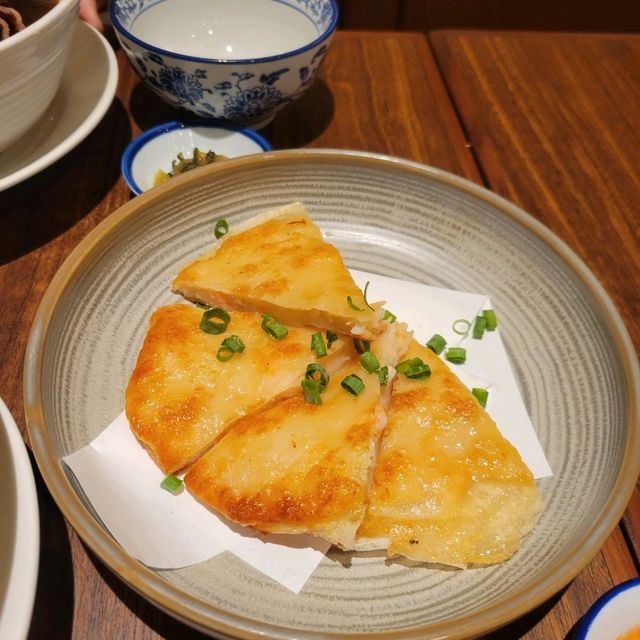 品嚐台灣過江龍😍招牌四寶麵🐄和地道小食值得回味