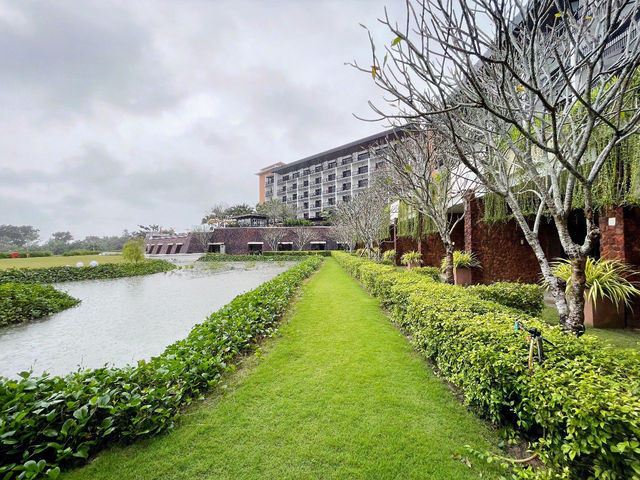 A resort with both swimming pool and beach access