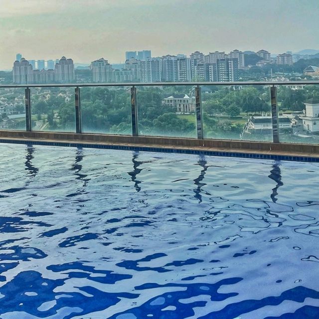 🇲🇾 Endless Horizons: The Infinity Pool at Zenith Hotel Putrajaya