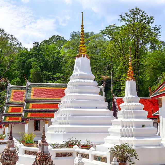 เที่ยวชมความงามและนมัสการรอยพระพุทธบาท