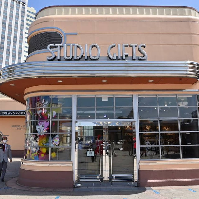 จุดคืนภาษีใน USJ : Studio Gifts West