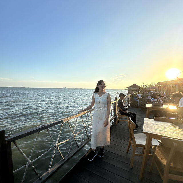 A restaurant with sea view in Balikpapan