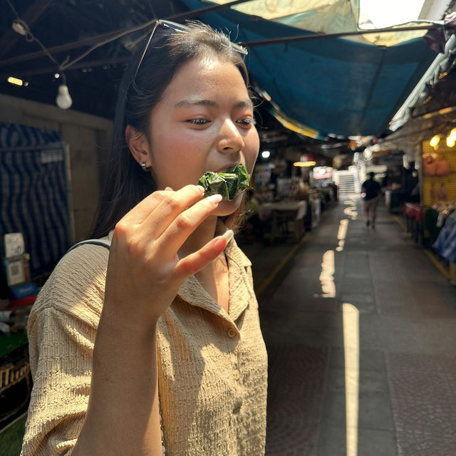 เดินกิน in อัมพวา😋✅