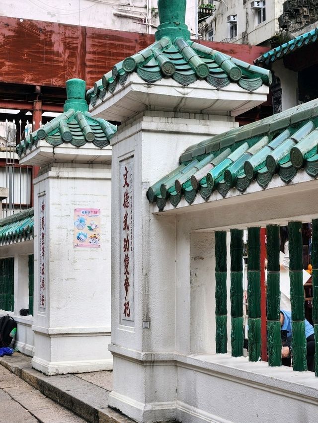 홍콩에서 가장 오래된 사원, 관우와 문창제를 모시는 만모사원