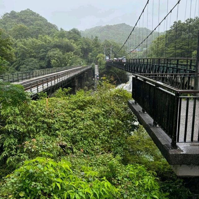 雨中遊壯觀十分瀑布，老街祈願放天燈