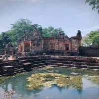 2สถานที่ท่องเที่ยวปราสาทเมืองต่ำ-ปราสาทเขาพนมรุ่ง