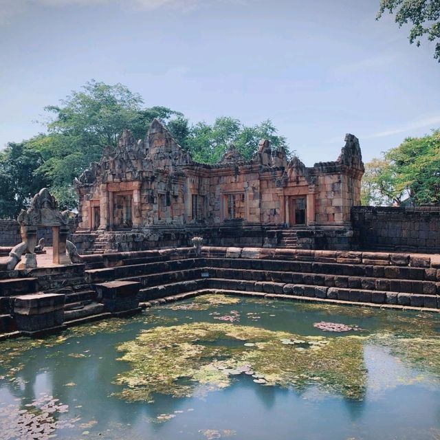 2สถานที่ท่องเที่ยวปราสาทเมืองต่ำ-ปราสาทเขาพนมรุ่ง