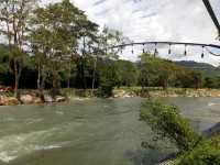 พามาทานอาหารริมลำธารในจังหวัดนครนายก