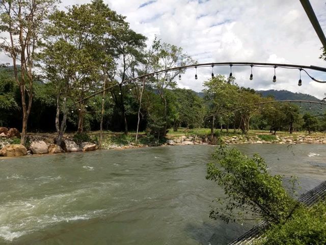 พามาทานอาหารริมลำธารในจังหวัดนครนายก
