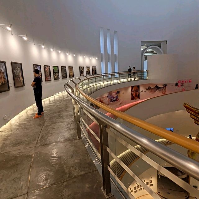美麗的圓型球體建築：曼谷市立藝術文化中心