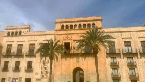 Beautiful traditional historical square — traveler post in Elche