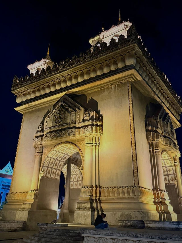แลนด์มาร์ค "อาร์กเดอทรียงฟ์" 🏛️แห่งเวียงจันทน์