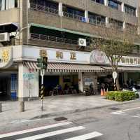 高雄金城鴨肉麵專賣店.在大立百貨公司正對面.美食小吃值得推薦大家