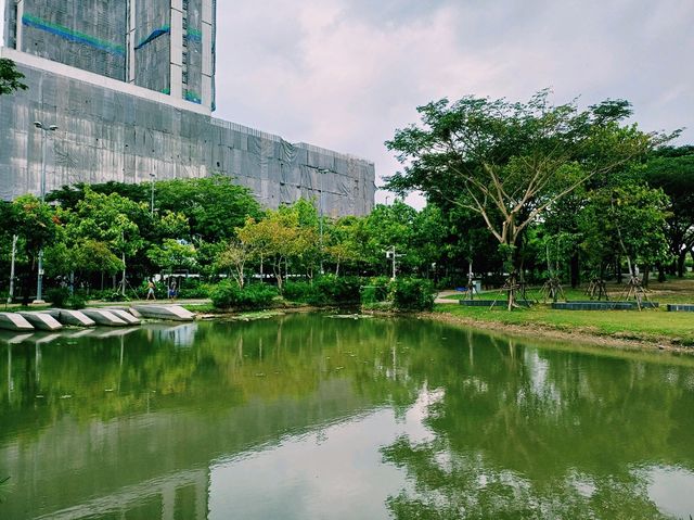 泰國曼谷市中心著名城市綠洲湖泊公園景點：朱拉隆功大學百年世紀公園，歐式園林藝術風格，適合打卡拍照📸親子遊