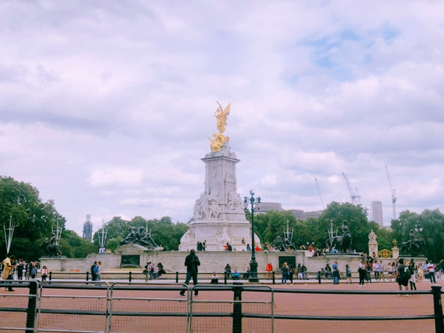 A Visit to Buckingham Palace: A Royal Experience