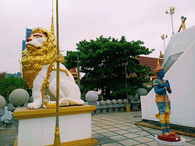 泰國曼谷湄南河畔著名古跡皇家寺廟景點：Wat Uthai Tharam，雄偉泰式寺廟建築群，適合打卡拍照📸