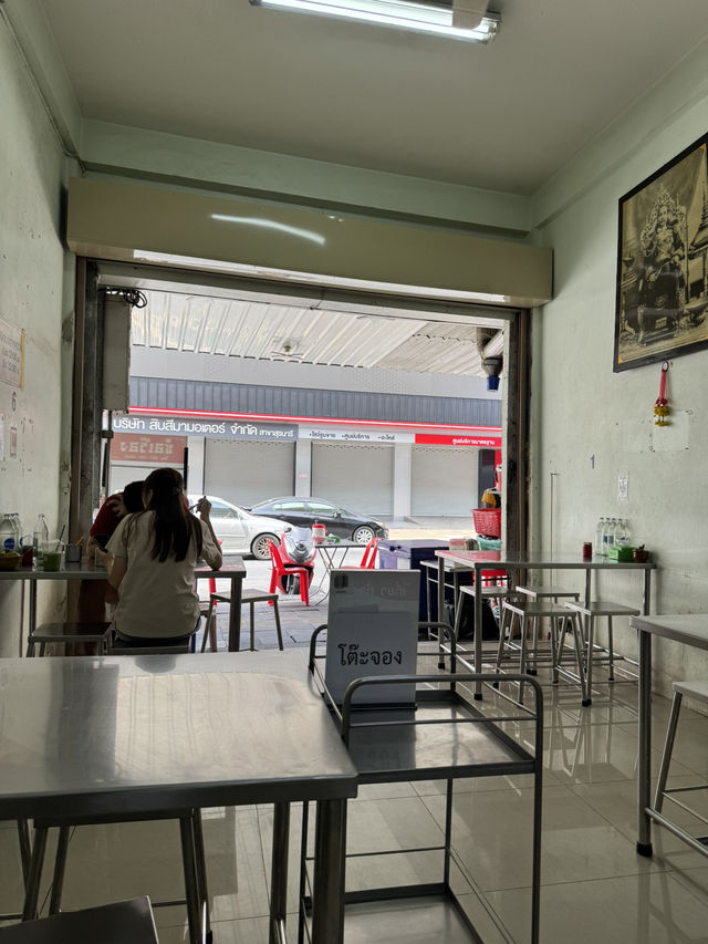 ร้านตามสั่งอร่อยโคราช  “ซ้อเรือง” มีดีที่หมูกรอบ🐷