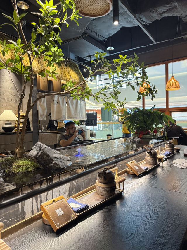 吞雲、吐霧、九宮格：皇帝式進食雲南米線
