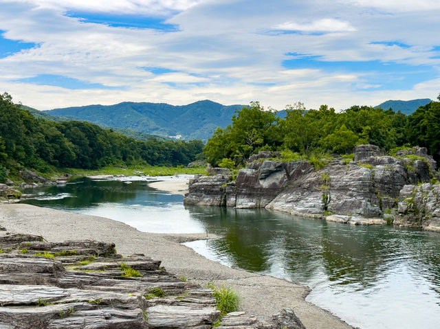 【川と岩がつくる絶景の舞台】長瀞岩畳（ながとろいわだたみ）🌊🪨