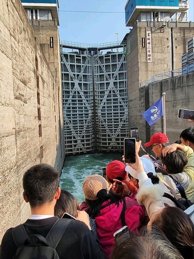 兩壩一峽遊船在葛洲壩體會一下水漲船高的感覺