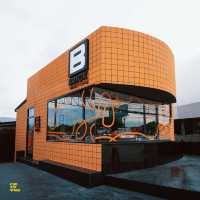 BBRICK คาเฟ่ดีไซน์โดเด่น สไตล์โมเดิร์นโทนสีส้ม