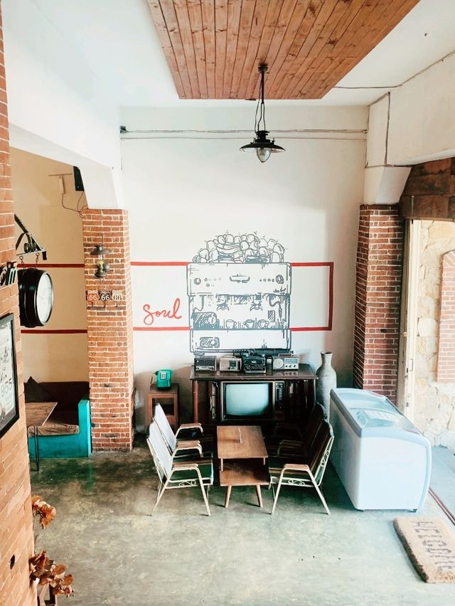 【インドネシア】レトロカフェ見つけた “ドルンパンカフェアンドレスト”