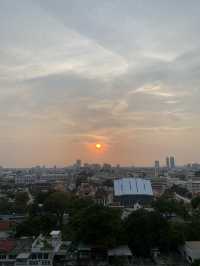 ชวนมาดูพระอาทิตย์ตกและไหว้พระกัน ที่วัดภูเขาทอง