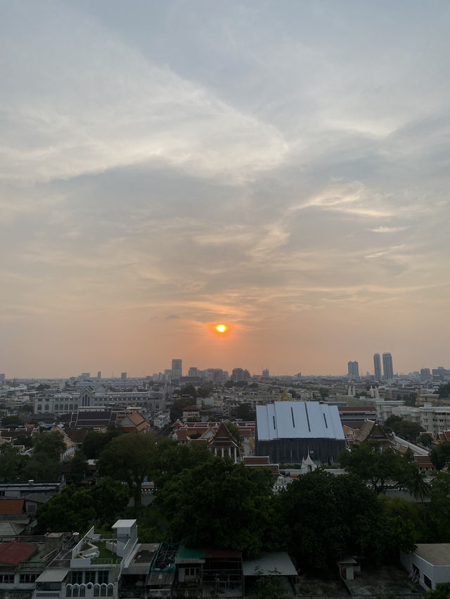 ชวนมาดูพระอาทิตย์ตกและไหว้พระกัน ที่วัดภูเขาทอง
