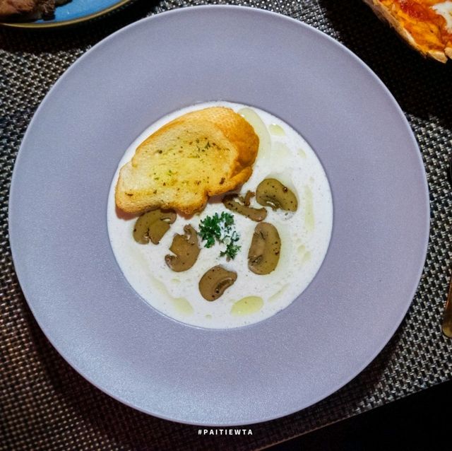 ร้านอาหารสุดคราสสิค ฟีลเรโทรย้อนยุค Grill 'n Brew