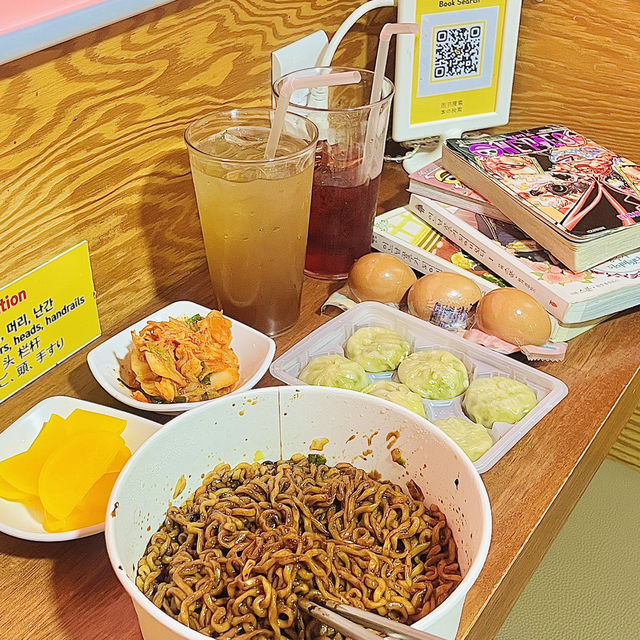 홍대 놀거리 추천 <카툰플러스 만화카페> 💛